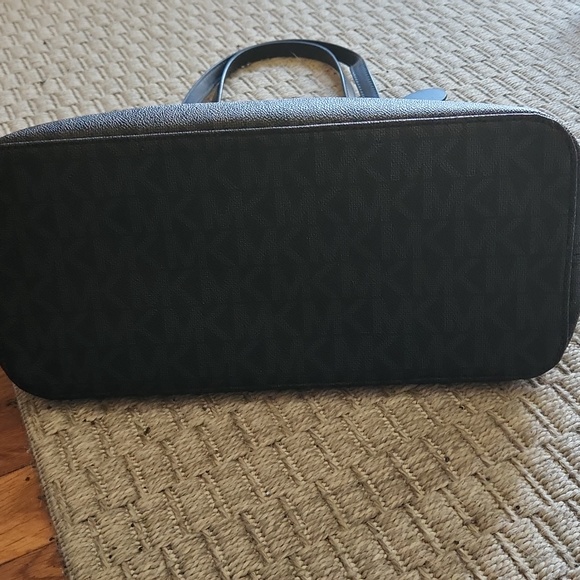 Michael Kors Black Jet Set Tote Bag - Picture 9 of 11